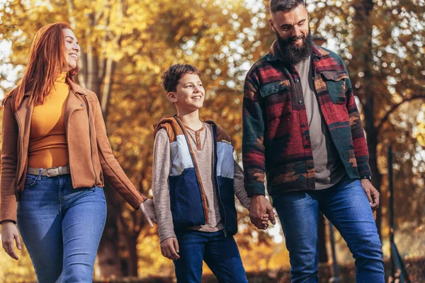 Junge Glückliche Eltern Amüsieren Sich Herbst Mit Ihrem Jungen Beim — Stockfoto