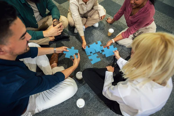 Grupo Profesionales Jugando Puzzle Suelo Oficina Team Building —  Fotos de Stock