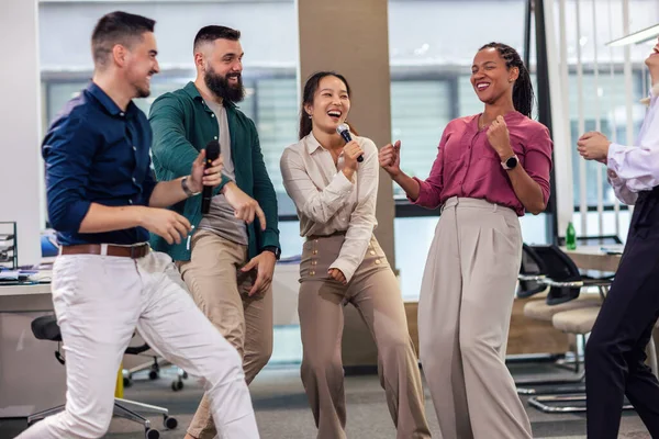 Grupo Profesionales Cantando Karaoke Oficina Moderna — Foto de Stock