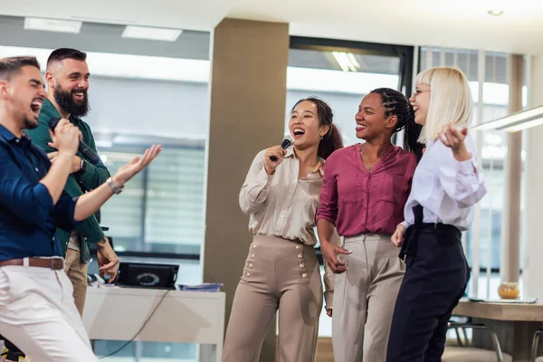 現代事務所でカラオケを歌うプロのグループ — ストック写真