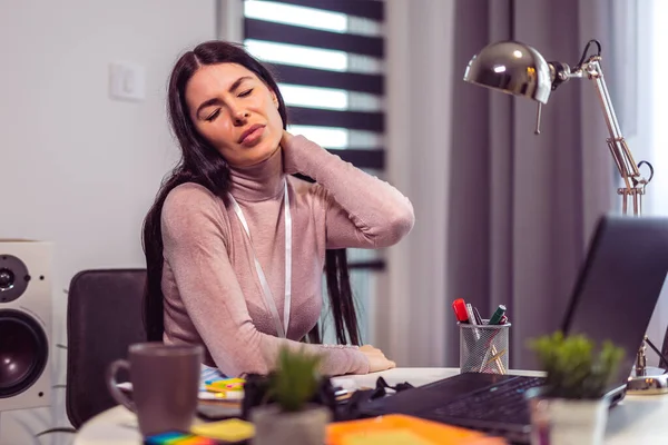 Young Frustrated Woman Working Office Desk Suffering Chronic Daily Headaches — ストック写真