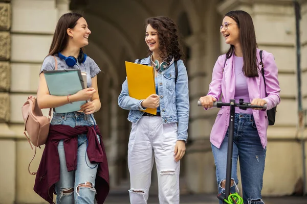 Liten Grupp Studenter Som Studerar Utanför Sitt Campus Och Pratar — Stockfoto