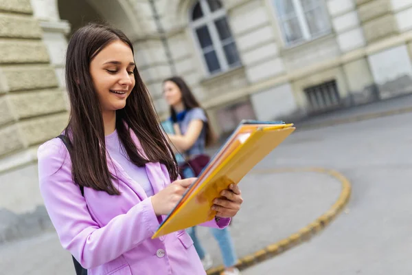 Studente Staat Met Haar Notitieboek Terwijl Haar Vrienden Achter Haar — Stockfoto