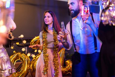 Kulüpte dans eden bir grup insan yeni yılı kutluyor.