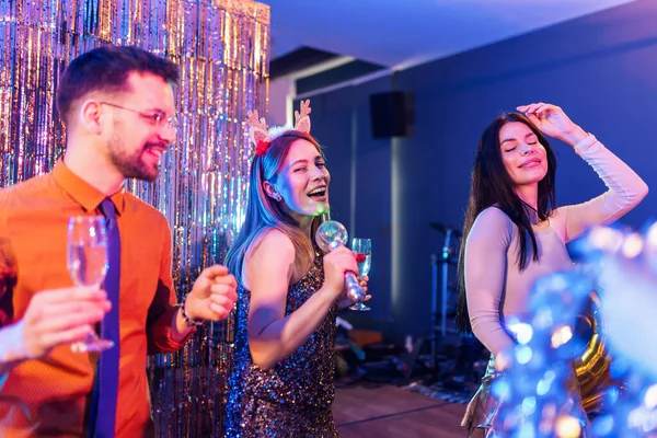 Grupo Pessoas Dançando Clube Celebrando Ano Novo — Fotografia de Stock
