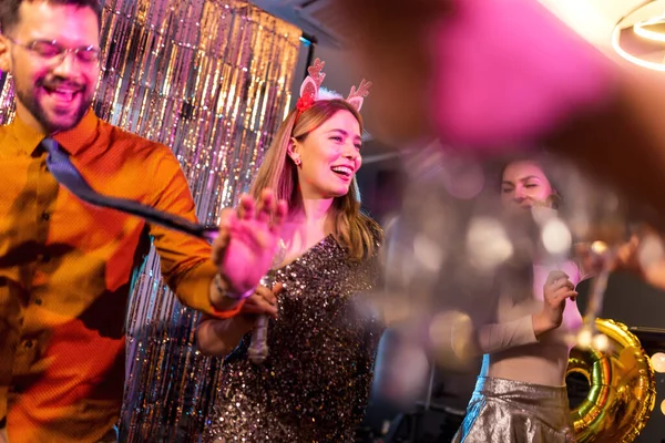 Група Людей Які Танцюють Клубі Святкують Новий Рік — стокове фото