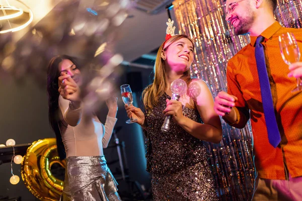 Группа Людей Танцующих Клубе Честь Нового Года — стоковое фото