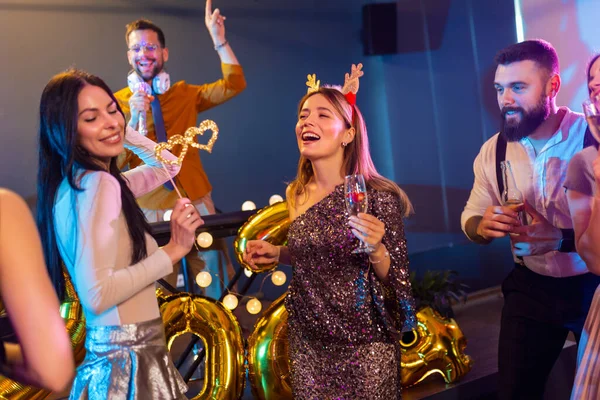 Ομάδα Ανθρώπων Που Χορεύουν Στο Κλαμπ Γιορτάζοντας Την Πρωτοχρονιά — Φωτογραφία Αρχείου