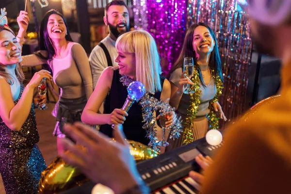 Playing Trendy Music Night Club People Dancing Partying — Stock Photo, Image