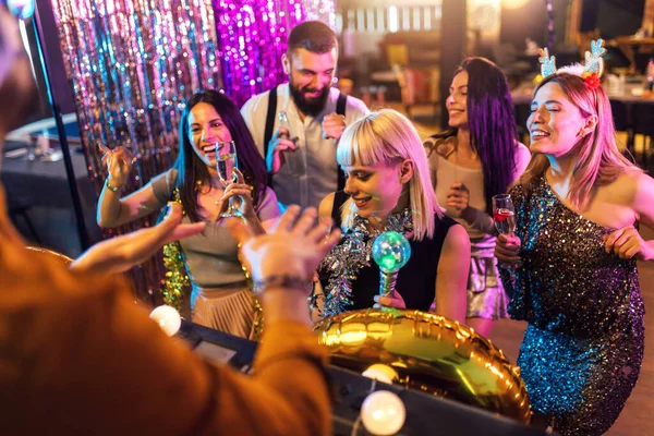 Джей Грає Модну Музику Нічному Клубі Люди Танцюють Вечірки — стокове фото