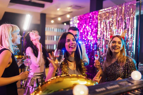 Die Trendy Muziek Speelt Een Nachtclub Mensen Dansen Feesten — Stockfoto
