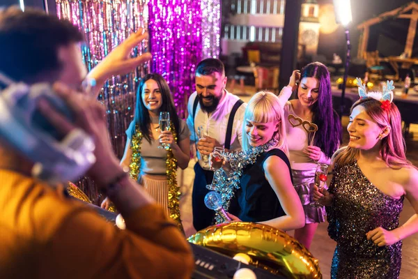 Диджей Играет Модную Музыку Ночном Клубе Люди Танцуют Веселятся — стоковое фото