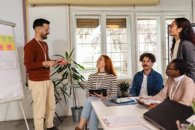 Erkek ve kadın iş hayatında başarı üzerine iş sunumu yapıyorlar.