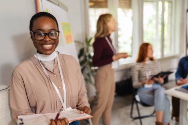 Ofiste birlikte çalışan bir grup çok ırklı iş adamı.
