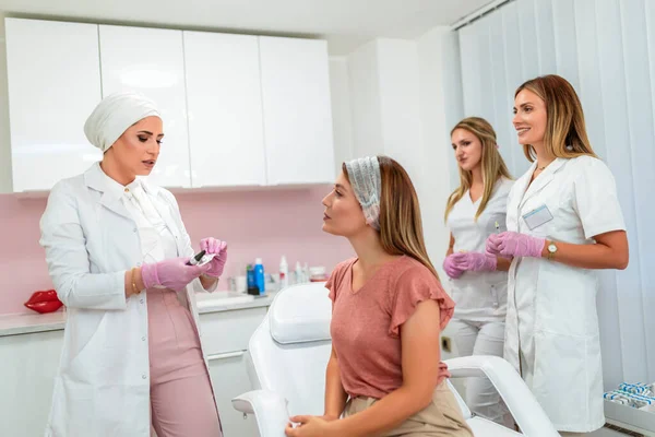 Doctor Explaining Patient What Aesthetic Procedure She Doing — Stock Photo, Image