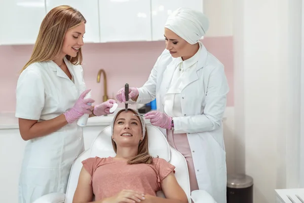 Two Beautiful Doctors Doing Aesthetic Procedures Woman Face — Stock Photo, Image