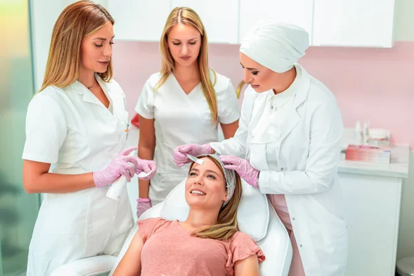 Three Beautiful Doctors Cosmeticians Doing Multiple Facial Treatments Young Woman — Stock Photo, Image