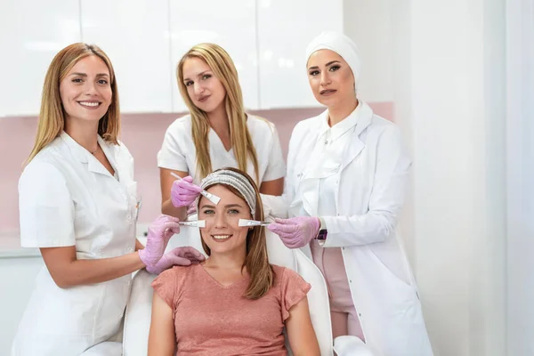Three Beautiful Doctors Cosmeticians Doing Multiple Facial Treatments Young Woman — Stock Photo, Image