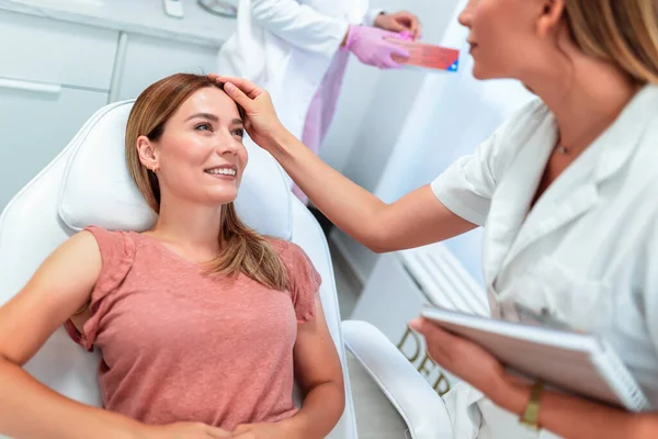 Younge Doctor Examining Patient — Stock Photo, Image