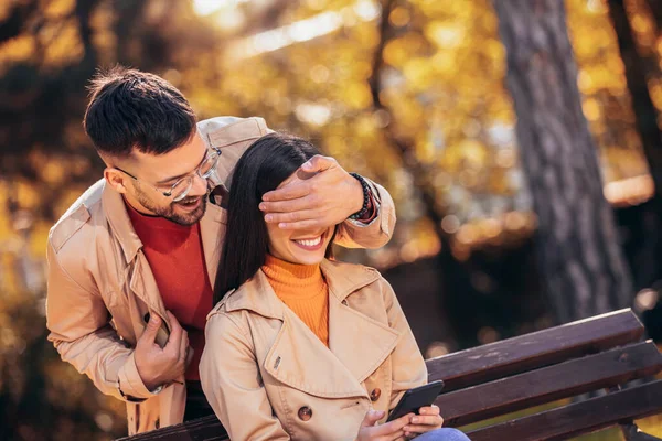 在一个阳光灿烂的秋日 男朋友在公园里给他的女朋友一个惊喜 — 图库照片
