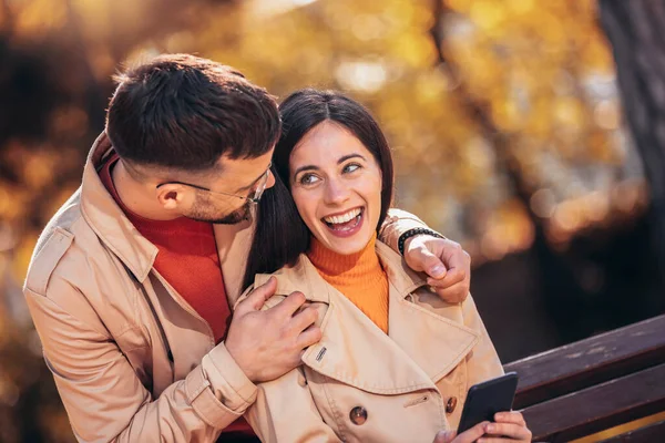 Freund Überrascht Seine Freundin Einem Sonnigen Herbsttag Einem Park — Stockfoto