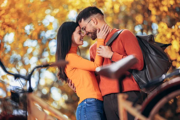 Young Couple Being Love Sunny Autumn Day Colorful Park — Stock Photo, Image