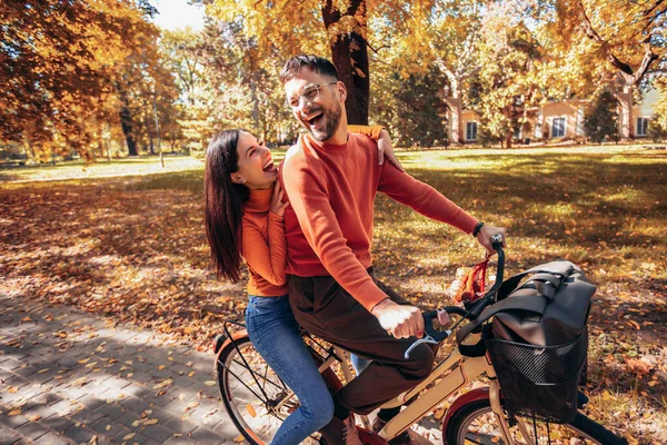 Glückliches Junges Paar Beim Fahrradfahren Einem Sonnigen Herbsttag Der Park — Stockfoto
