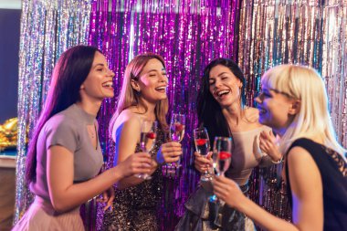 Güzel genç kızlar kulüplere gider, içki içer ve eğlenirler..