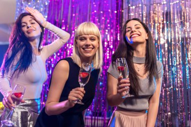 Güzel genç kızlar kulüplere gider, içki içer ve eğlenirler..