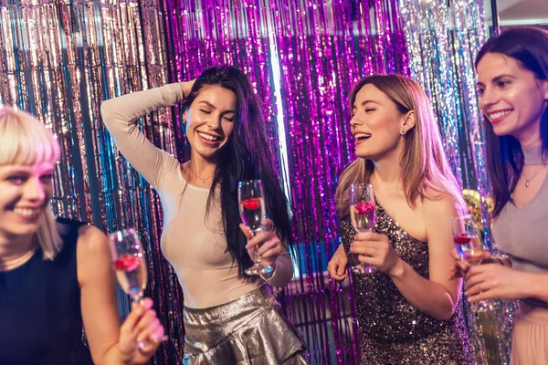 Beutiful Young Girls Clubbing Drinking Alcohol Having Fun — Stock Photo, Image