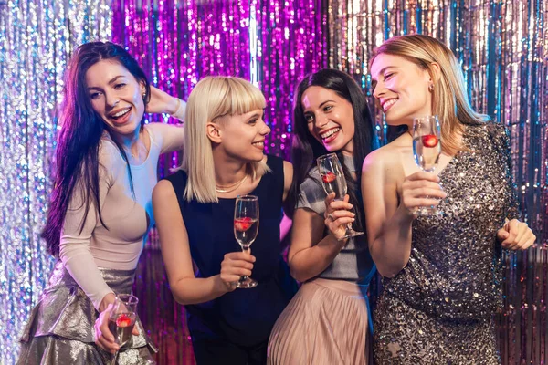 Beutiful Young Girls Clubbing Drinking Alcohol Having Fun — Stock Photo, Image