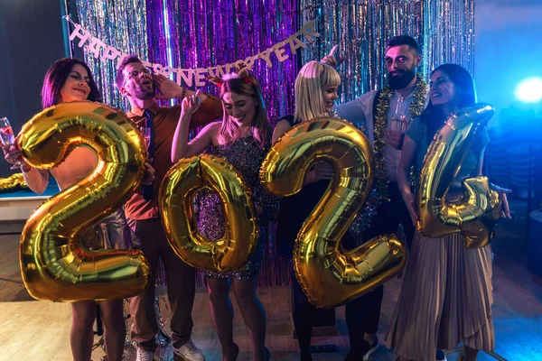 Grupo Jóvenes Celebrando Año Nuevo Club Nocturno Están Sosteniendo Globos —  Fotos de Stock