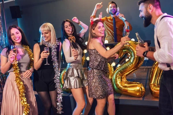 Group Young Beautiful People Partying Club Celebrating Drinking Alcohol — Stock Photo, Image