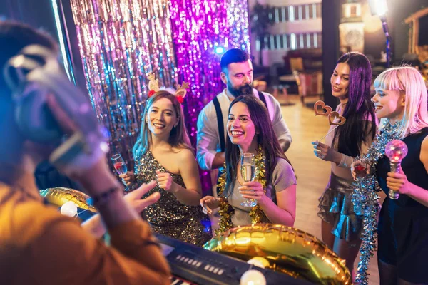 Group Young Beautiful People Partying Club Celebrating Drinking Alcohol — Stock Photo, Image