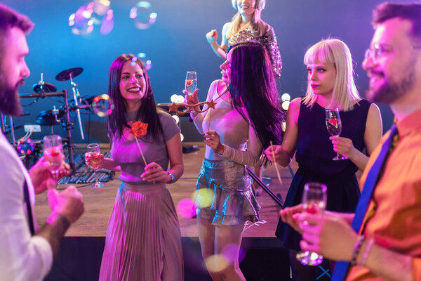 Group Young Beautiful People Partying Club Celebrating Drinking Alcohol — Stock Photo, Image