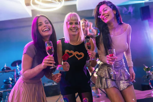 Meninas Bonitas Divertindo Clube Beber Álcool — Fotografia de Stock