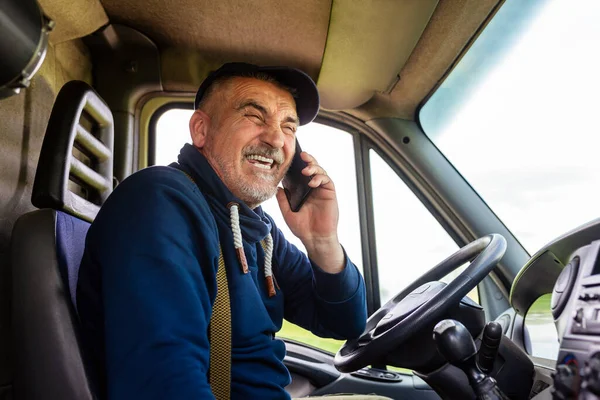 Rijpe Vrachtwagenchauffeur Met Behulp Van Mobiele Telefoon Tijdens Het Besturen — Stockfoto