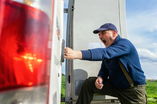 Uitgeput Vermoeide Vrachtwagenchauffeur Opent Kofferbak Van Zijn Busje Hij Gaap — Stockfoto
