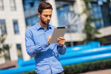 Zencefil işadamı tabletinde çalışıyor. 