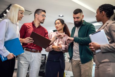 Ofiste birlikte çalışan bir grup çok ırklı iş adamı.