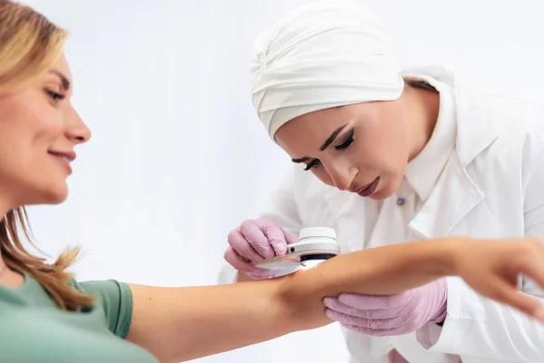 Dermatologue Examine Les Taupes Acné Patient Avec Dermatoscope Prévention Mélanome — Photo