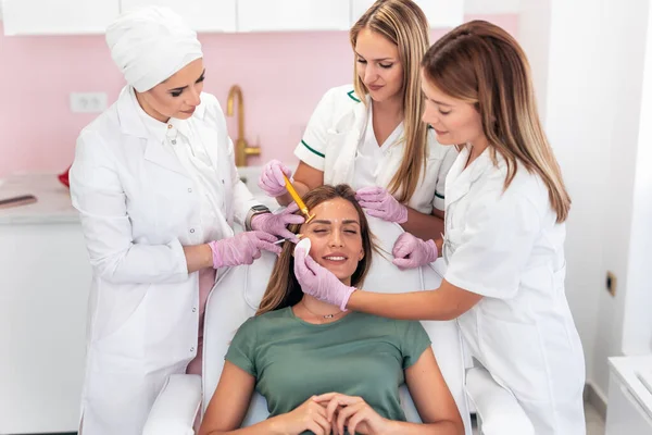 Cosmetologist Does Wrinkle Injections Beautiful Woman — Stock Photo, Image