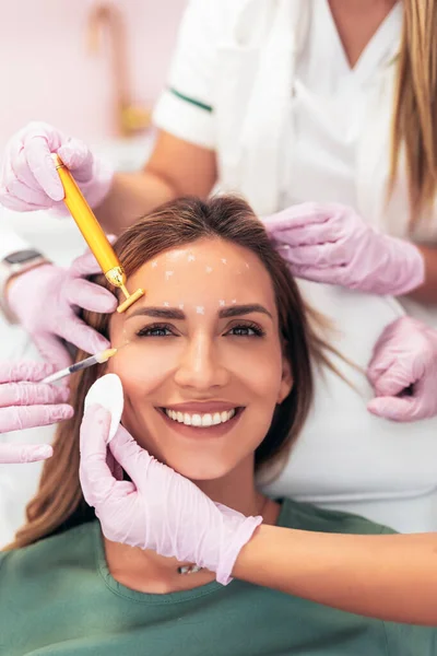 Cosmetologist Does Wrinkle Injections Beautiful Woman — Stock Photo, Image