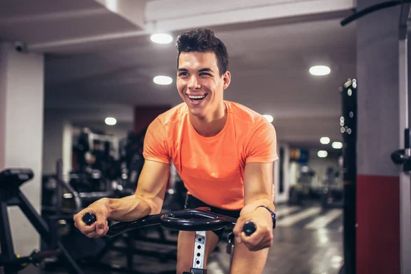 Spor Salonunda Bisiklete Binen Bacak Çalıştıran Kardiyo Antrenmanı Yapan Bisiklet — Stok fotoğraf