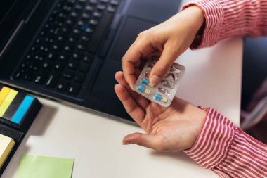 Hapları alan kişinin yakın plan fotoğrafı..