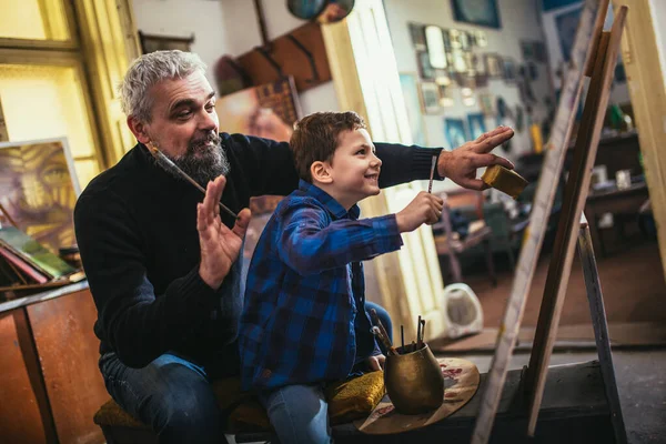 Padre Figlio Lavorano Dipingono Insieme Nello Studio Arte — Foto Stock
