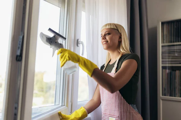 Young Blonde Woman Cleaning Windows — Stock Photo, Image