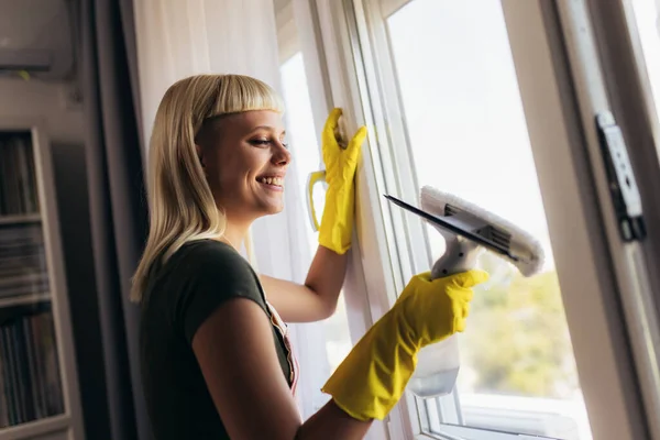 Junge Blonde Frau Putzt Fenster — Stockfoto