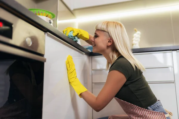 Genç Sarışın Kadın Mutfağı Temizliyor — Stok fotoğraf