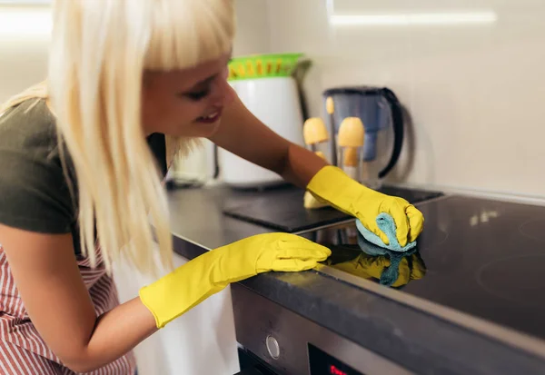 Mujer Rubia Joven Limpiando Una Cocina — Foto de Stock